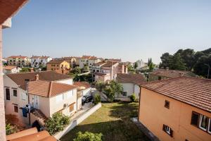 una vista aerea di una piccola città con case di Apartments Zaharija a Rovigno (Rovinj)