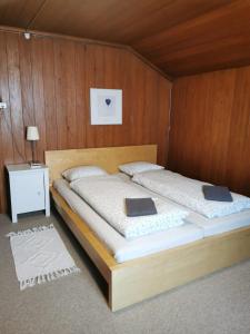 Een bed of bedden in een kamer bij Chalet Edelweiss Sigriswil