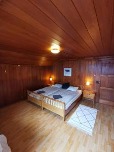 Łóżko lub łóżka w pokoju w obiekcie Chalet Edelweiss Sigriswil