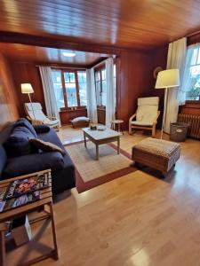Een zitgedeelte bij Chalet Edelweiss Sigriswil