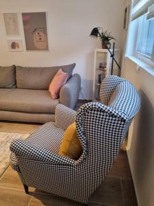 ein Wohnzimmer mit einer Couch und einem Sessel in der Unterkunft Apartman Nana Divčibare in Divčibare