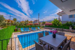 Swimmingpoolen hos eller tæt på Infinity Myra Villa