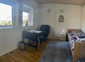 Falster værelse في Væggerløse: غرفة نوم مع مكتب وسرير ومكتب sidx sidx