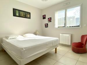 Tempat tidur dalam kamar di REF 052 Maison pour 7 personnes à proximité du Golfe du Morbihan à louer pour les vacances
