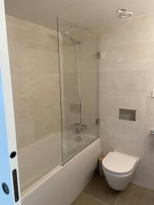 Kúpeľňa v ubytovaní Calma S'Alguer Luxury Beach Apartment