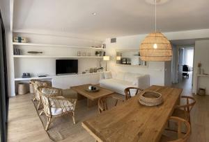Kuchyňa alebo kuchynka v ubytovaní Calma S'Alguer Luxury Beach Apartment