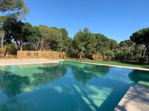 Bazén v ubytovaní Calma S'Alguer Luxury Beach Apartment alebo v jeho blízkosti