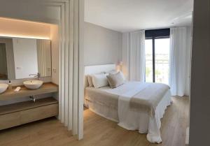 Posteľ alebo postele v izbe v ubytovaní Calma S'Alguer Luxury Beach Apartment