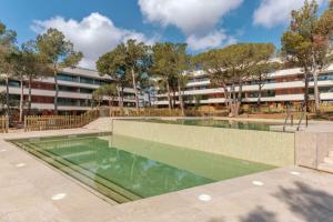 Bazén v ubytovaní Calma S'Alguer Luxury Beach Apartment alebo v jeho blízkosti