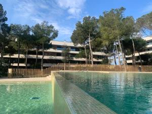 Bazén v ubytovaní Calma S'Alguer Luxury Beach Apartment alebo v jeho blízkosti