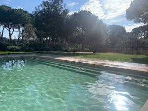 Bazén v ubytovaní Calma S'Alguer Luxury Beach Apartment alebo v jeho blízkosti