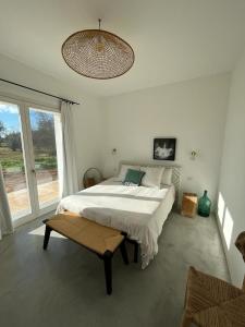 Tempat tidur dalam kamar di Villa Casa Bianca di Porto Selvaggio