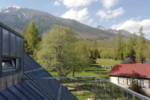 スタリー・スモコヴェッツにあるVila Lieska - celý objektの山々を背景にした家屋からの眺め