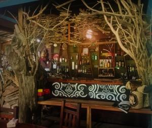 un bar con un árbol falso detrás de él en Ko Yao Noi Sabai Bungalows, en Ko Yao Noi