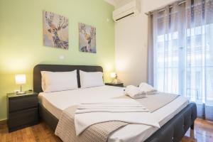 Posteľ alebo postele v izbe v ubytovaní Erythros Boutique Suite By Cloudkeys