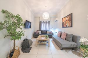 Televízia a/alebo spoločenská miestnosť v ubytovaní Erythros Boutique Suite By Cloudkeys