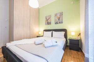 Posteľ alebo postele v izbe v ubytovaní Erythros Boutique Suite By Cloudkeys