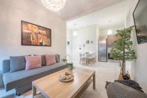 Televízia a/alebo spoločenská miestnosť v ubytovaní Erythros Boutique Suite By Cloudkeys