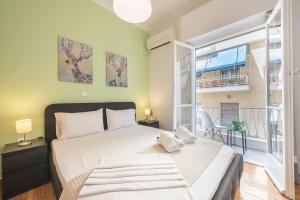Posteľ alebo postele v izbe v ubytovaní Erythros Boutique Suite By Cloudkeys