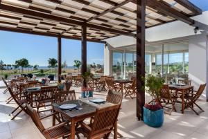 ห้องอาหารหรือที่รับประทานอาหารของ Thalassa Beach Resort & Spa Retreat