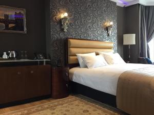 Un dormitorio con una cama grande y una pared en Halvard Hotel, en Douglas