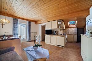 una cucina e un soggiorno con divano e tavolo di Residence Pichler Apartment 5 a San Leonardo in Passiria