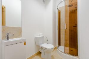 een badkamer met een toilet, een douche en een wastafel bij SSW Grand Hostel Iława in Iława