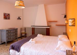 a bedroom with a bed with two towels on it at Chez Marie in Linguizzetta