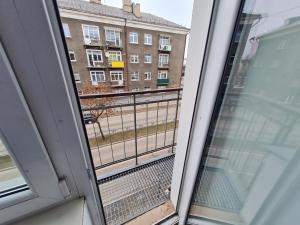 widok na balkon z okna w obiekcie Central station w mieście Dyneburg