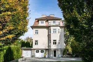 A garden outside Family Wellhouse Green Garden direct in Salzburg, sunny big garden, up to 16 pax, bikes for free, BBQ, sunbeds, parking for free, 15 min sound of music