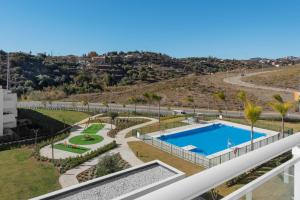 Utsikt mot bassenget på Cala de Mijas 2 bedroom apartment with parking and pool eller i nærheten