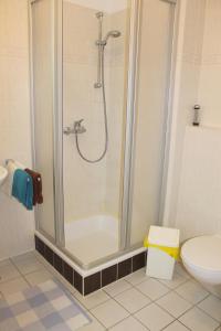 La salle de bains est pourvue d'une douche et de toilettes. dans l'établissement "Pappelhof - Whg 4", à Grömitz