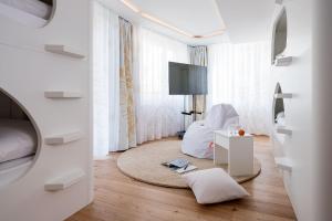 Neuro Campus Hotel的电视和/或娱乐中心