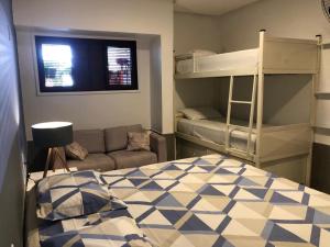 福塔萊薩的住宿－iHOSTEL ALDEOTA，一间卧室配有双层床和沙发