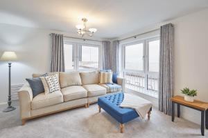 uma sala de estar com um sofá e uma grande janela em Host & Stay - 3 Queens Court em Whitley Bay