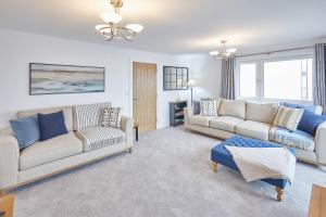 Sala de estar con 2 sofás y mesa en Host & Stay - 3 Queens Court, en Whitley Bay