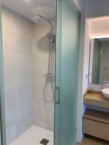Kúpeľňa v ubytovaní Calma S'Alguer Luxury Beach Apartment