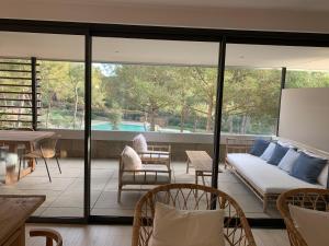 Posedenie v ubytovaní Calma S'Alguer Luxury Beach Apartment
