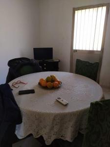 uma mesa com uma taça de fruta em cima em Appartamento mare blu Pachino em Pachino
