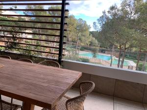 Bazén v ubytovaní Calma S'Alguer Luxury Beach Apartment alebo v jeho blízkosti