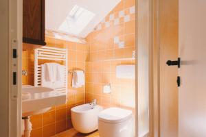 La salle de bains est pourvue de toilettes et d'un lavabo. dans l'établissement Hotel Melograno, à Spotorno