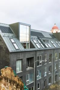 un edificio con paneles solares en el techo en New and Lovely Apartament in Vilnius City Centre en Vilna