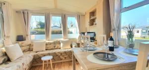 ein Wohnzimmer mit einem Sofa und einem Tisch in der Unterkunft Beach Resort Kamperland - 153 in Kamperland