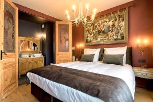 布鲁日B&B Royal Swans的卧室配有一张大床,墙上挂有绘画作品