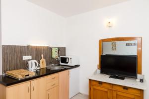 cocina con fregadero y TV en la barra en Apartment Ronchi, en Dubrovnik
