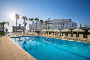 Bazén v ubytování Tsokkos Protaras Beach Hotel nebo v jeho okolí
