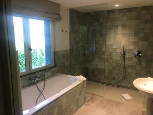 Hôtel Le Mouton Bleu的一间浴室