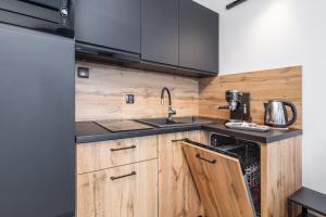 A kitchen or kitchenette at Apartament PLANETA 300 z garażem by Renters