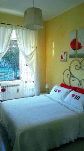 ローマにあるガイアズ ルーム B＆Bのベッドルーム(大きな白いベッド1台、窓付)