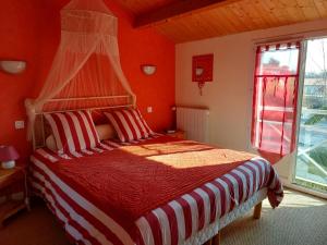 A bed or beds in a room at La Villa Vert Marine